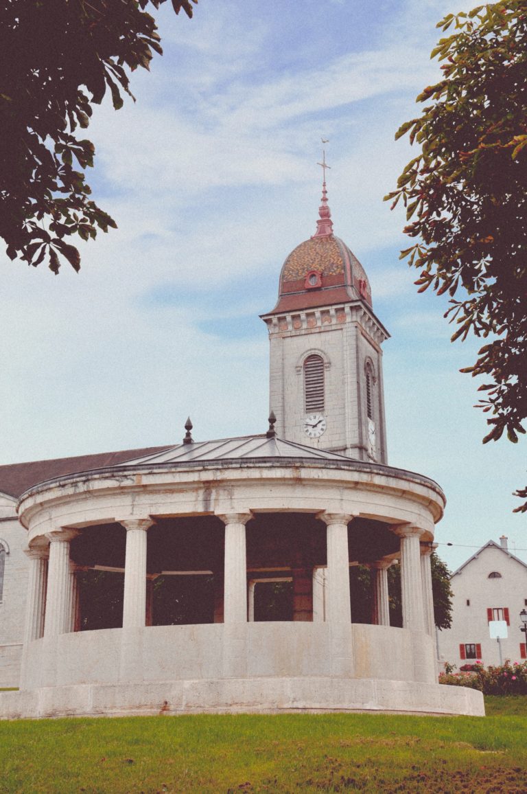 La fontaine ronde et l'église de Loray